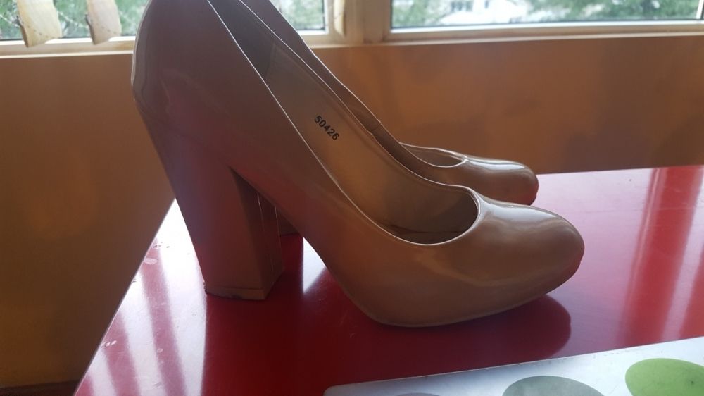 Vand pantofi de lac nude