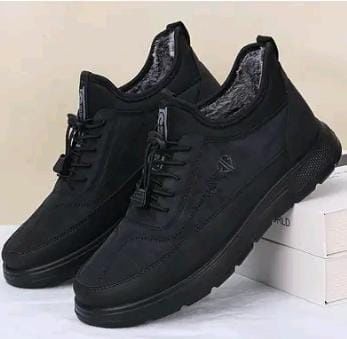 Кроссовки, зимоступы, шапки, кепки отдам по своей цене, за 4-5, шапки