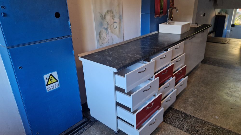 Mobilă cabinet medical/salon,chiuvetă+baterie inclusă și 12 sertare