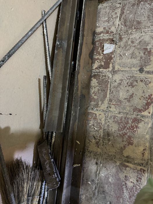 Продается входная дверь, металл, уголки