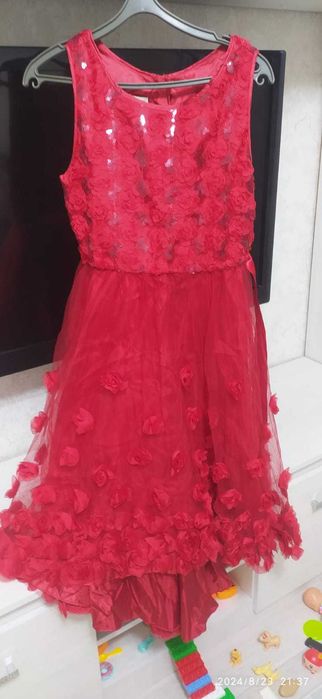Платье новое  подойдет как подросткам так и на девушку постарше