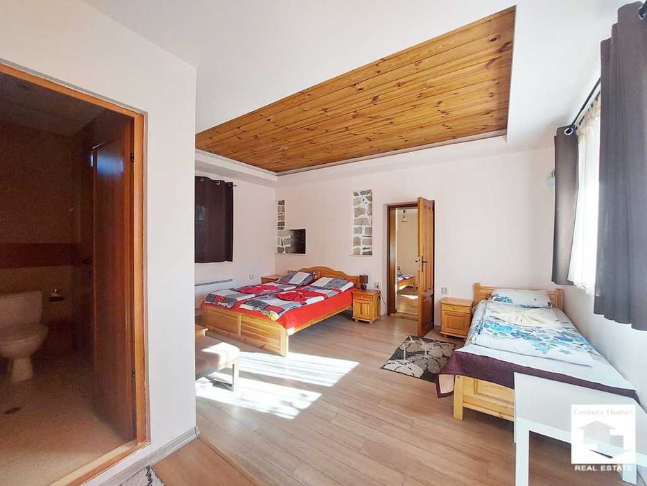 116249 Къща с 8 спални, механа и добре аранжиран двор в с. Емен