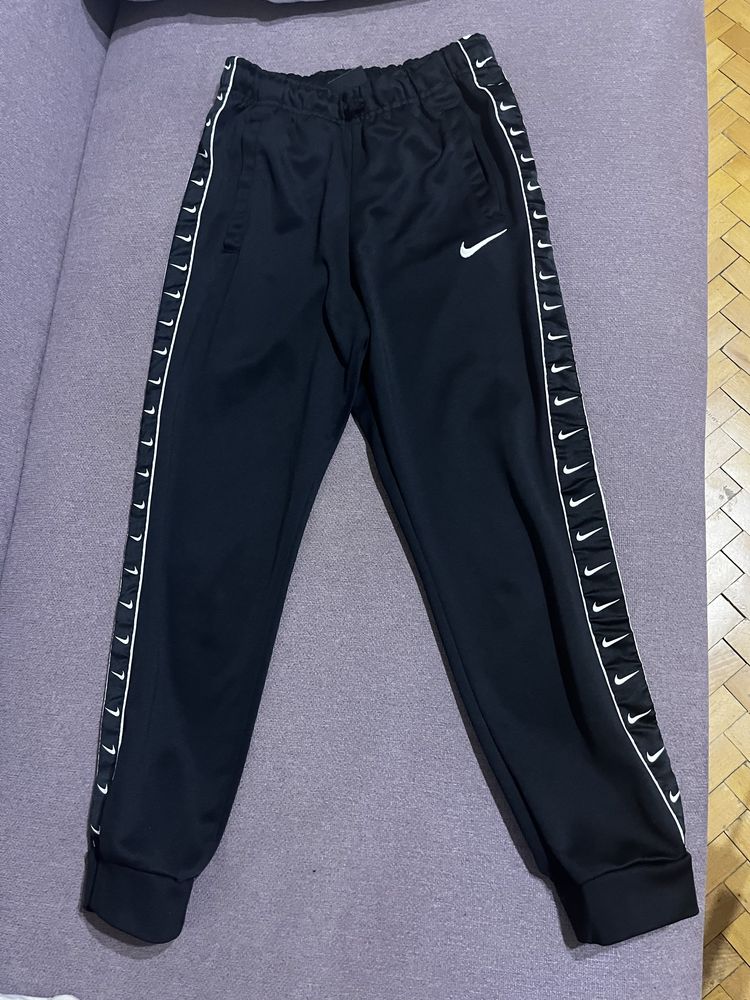 Vand pantaloni Nike