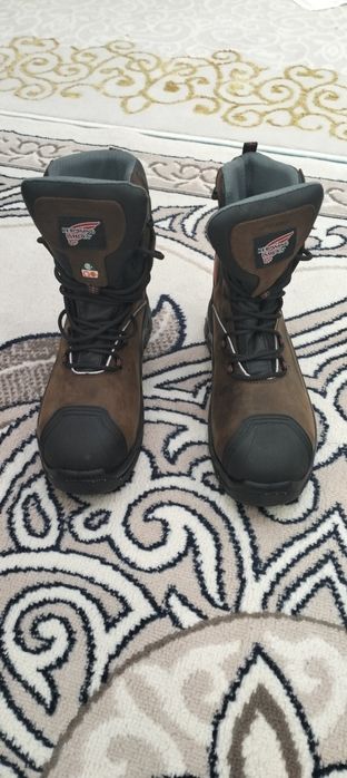 Спец обувь продам.