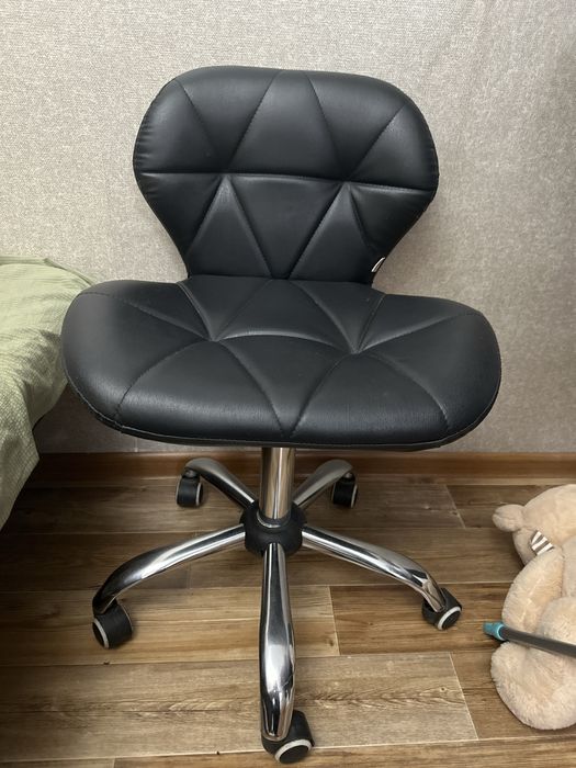 Стул на колесиках