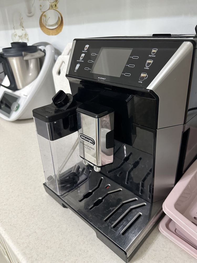 Кофемашина Delonghi PrimaDonna Class