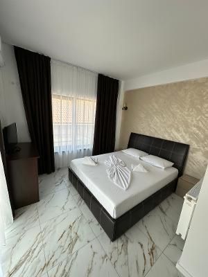 Inchiriez camere hoteliere duble in regim lunar