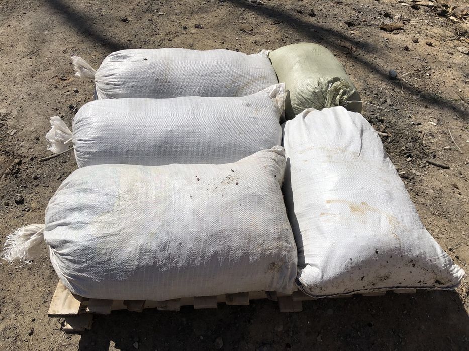 Удобрение- (отборное) птичий  помёт. Отличное удобрение