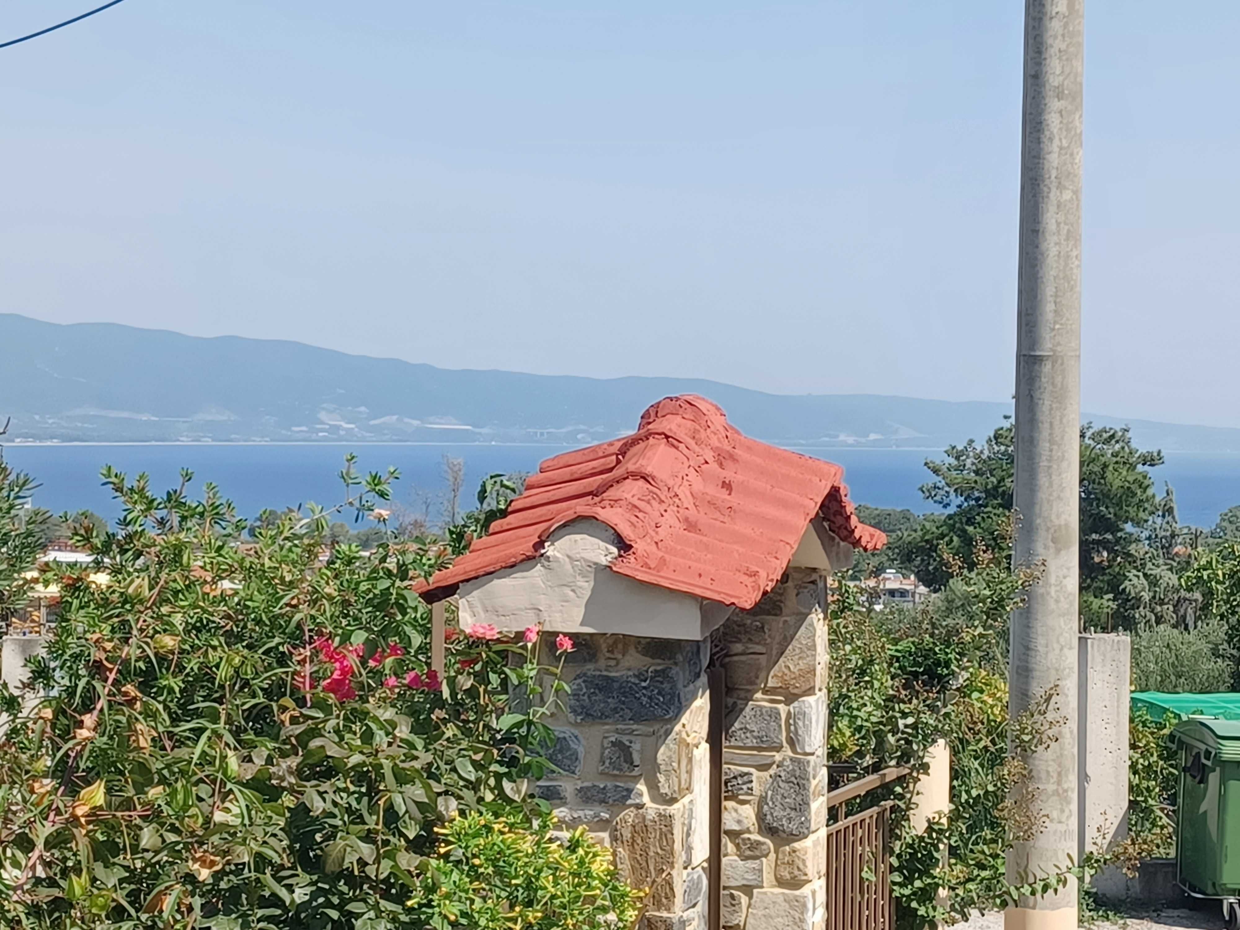 Продава 2 къщи с обща площ 150 м2 и двор 500 м2 в Ставрос, Гърция