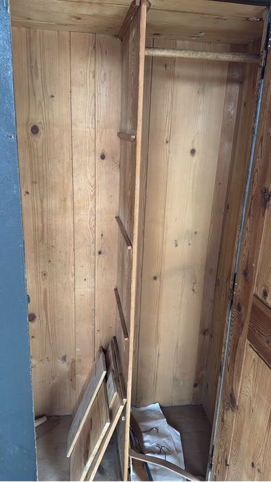 Dulap vechi din lemn de brad