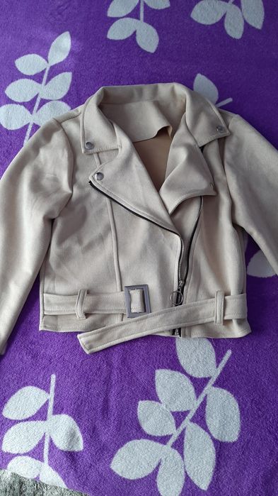 Geacă damă bej și rochie zilnică