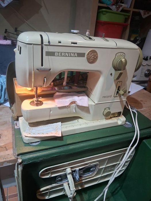 Vând mașină de cusut