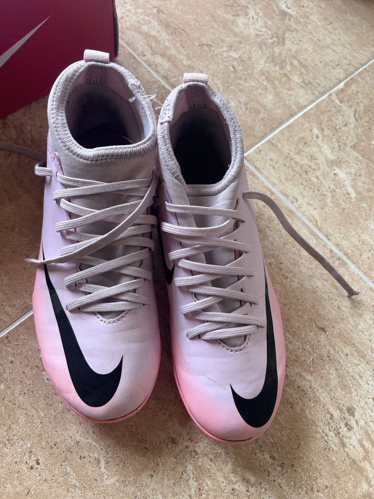 Детски бутонки за футбол Nike