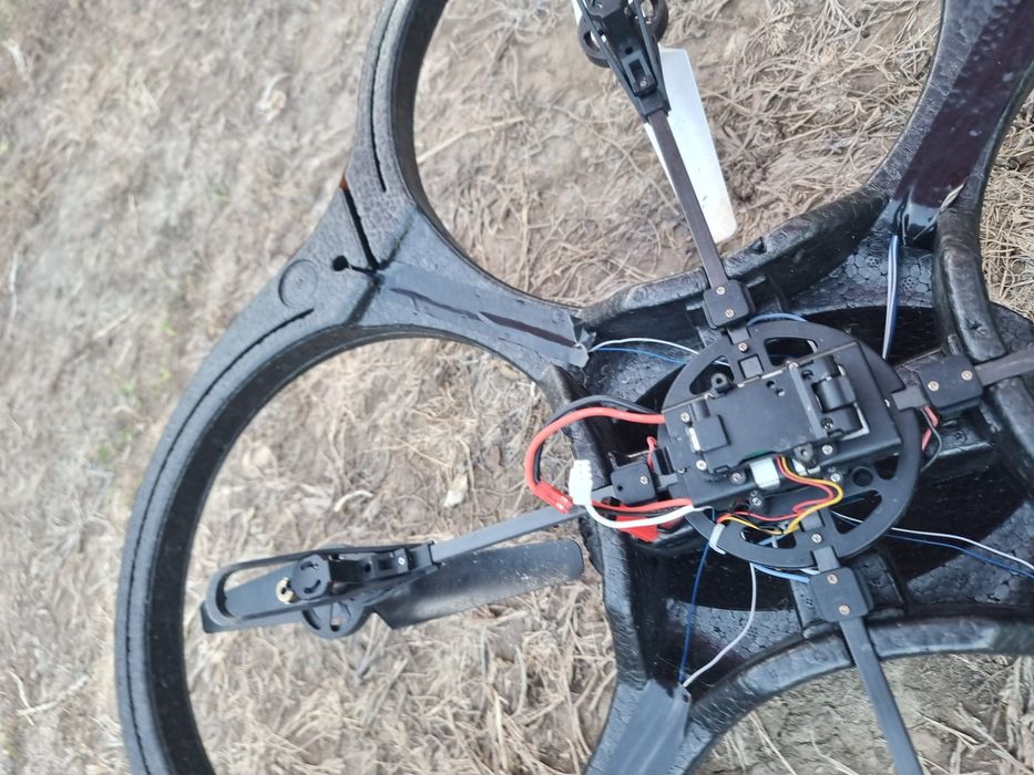 Dronă. Cu defect.