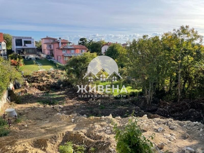 Продава парцел в м-т Ален Мак, площ 900 кв.м, ПУП, ток и вода