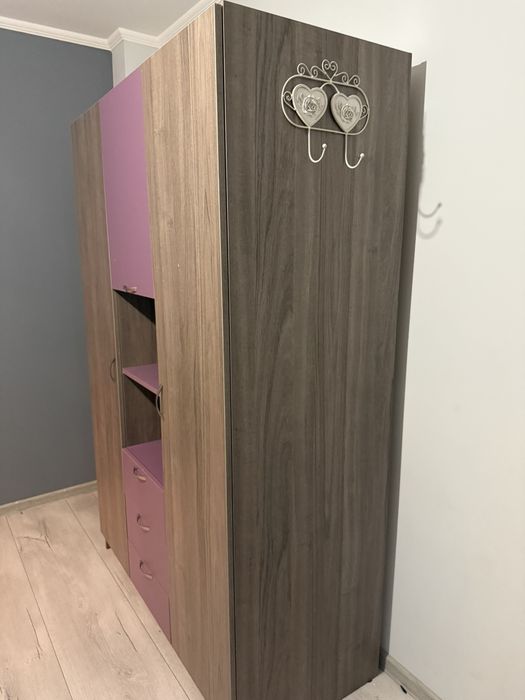 Продавам легло и гардероб