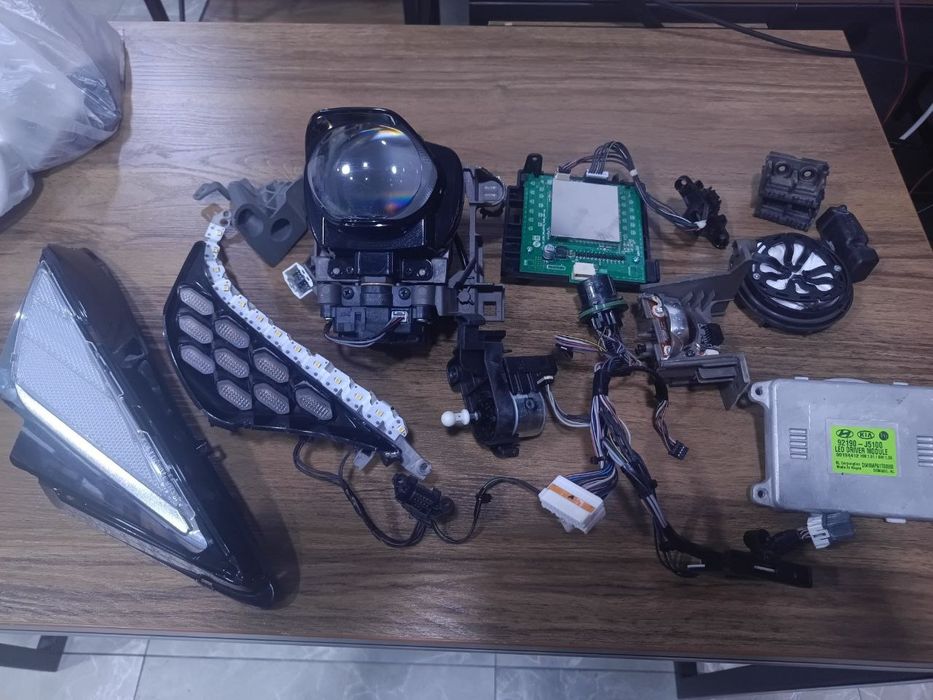 Киа стингер 2023 г, с поворотным мотором детали правой передней фары