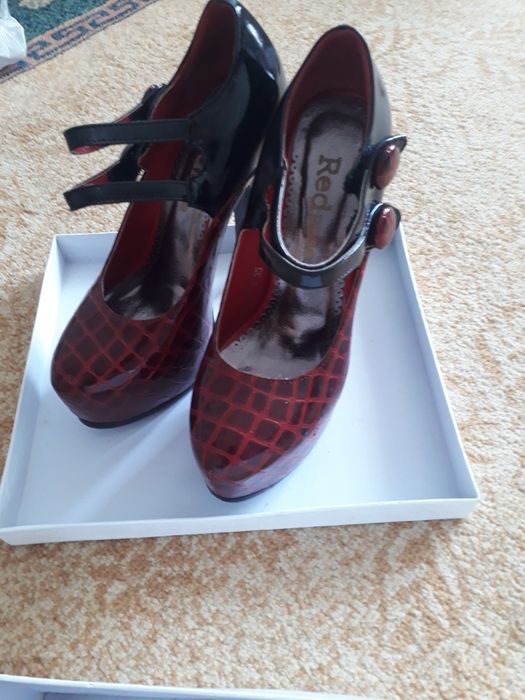 Продам новые лабутены и босоножки