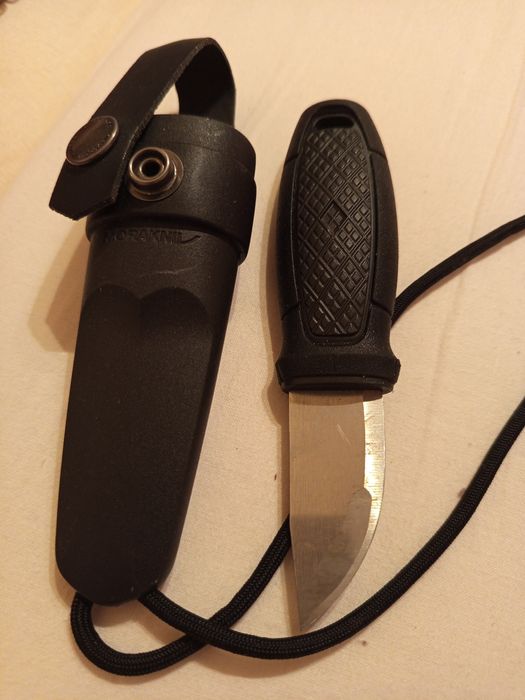 Cuțite briceaguri sabii