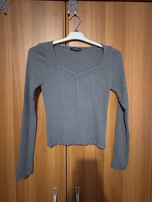 Pulover gri Trendyol, bluza portocalie Shein, pulover roz Koton S