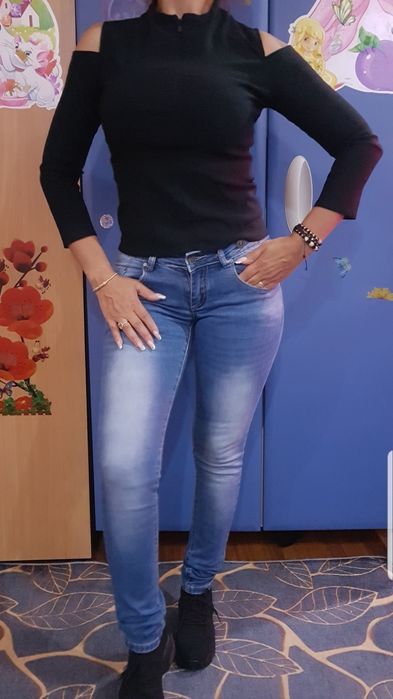 Blugi cu push up +bluza, ambele la doar 45 lei