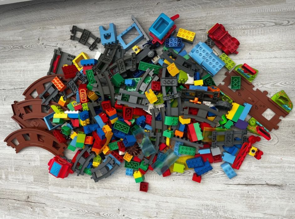 LEGO DUPLO - cărămizi de bază, şine şi componente de tren