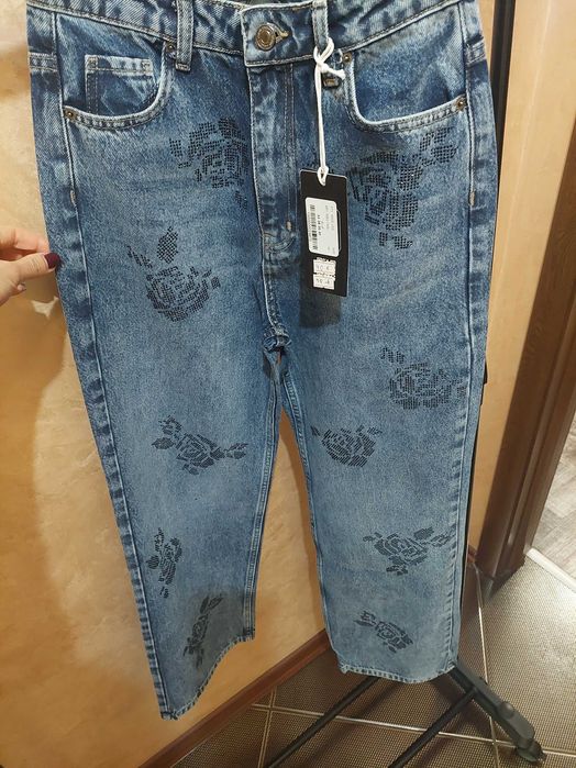 Дънки с камъни от плътен деним