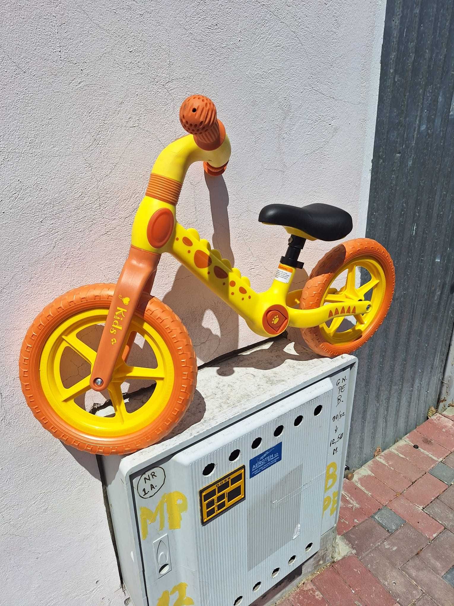 Bicicleta portocalie fara pedale pentru copii 2-5 ani Action One Spiky
