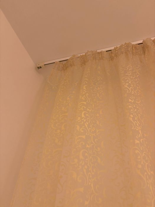 Perdea aurie transparentă