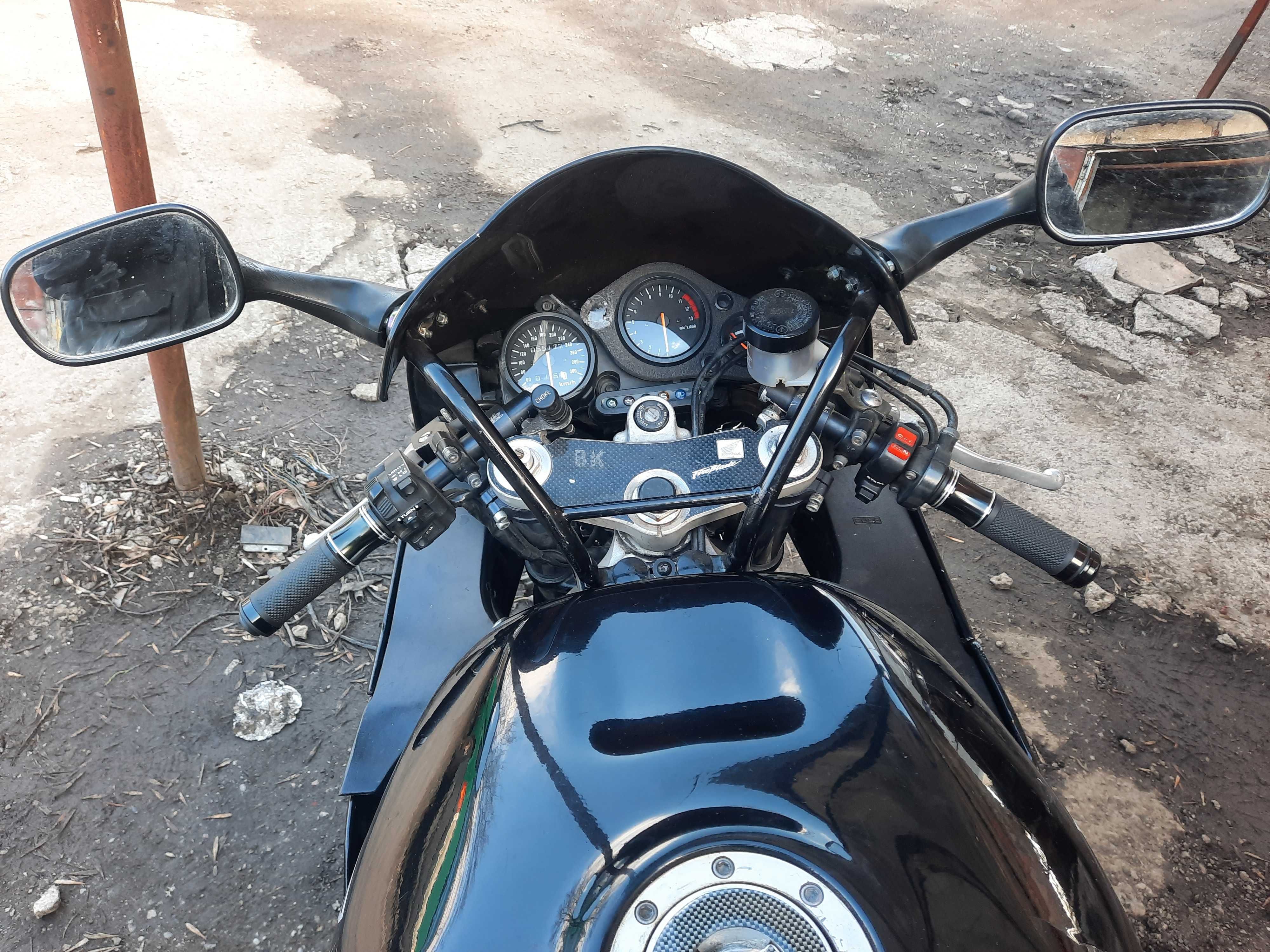 На части Honda CBR900 и F4 в движение.