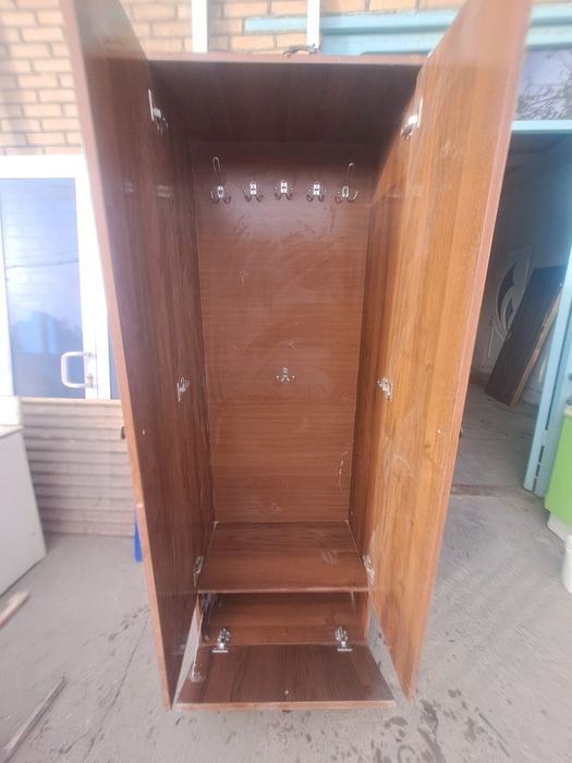 Мебельний шкаф сотилади.