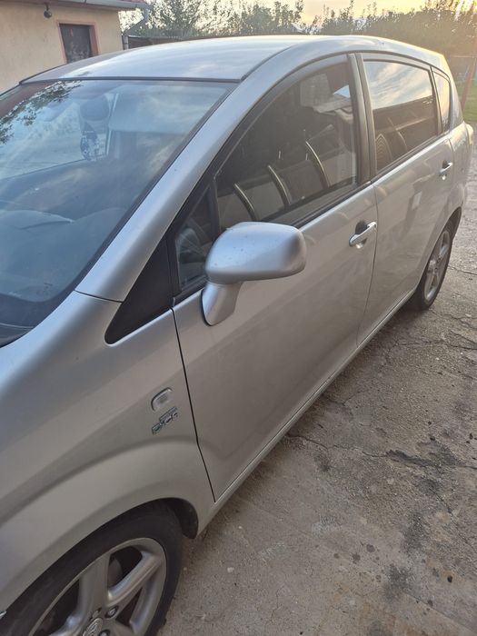 Vînd Toyota corola verso