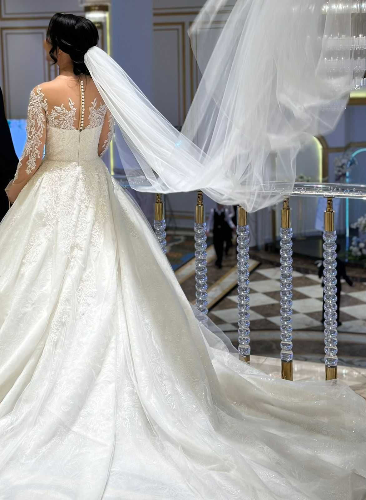 Дешево продается шикарное свадебное платье  от Crystal Design 40-42