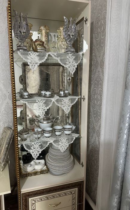 Шкаф сатылымда ішіндегі ыдыстары сатылмайды 20000 мың 2 данасы