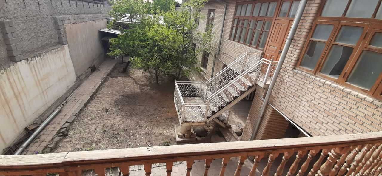 Samarqand shahrida katta hamma sharoitga ega hovli oilaga ijaraga b.