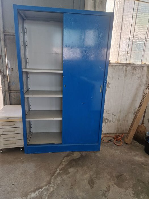 Dulapuri pentru scule si Containere mari mici din metal profesionale.