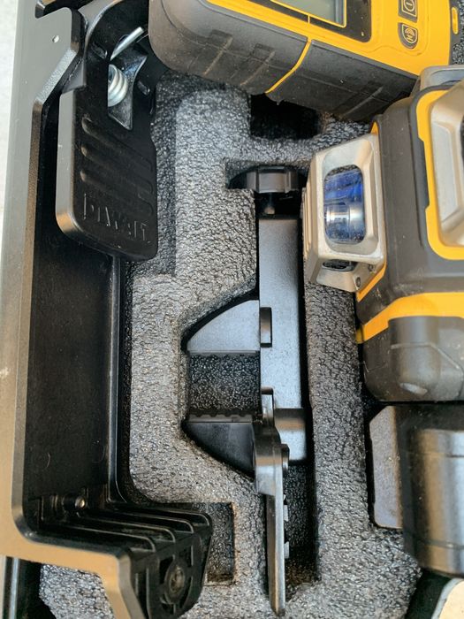 DeWALT DCE089G18/лазерен нивел +детектор, стойки и мишена