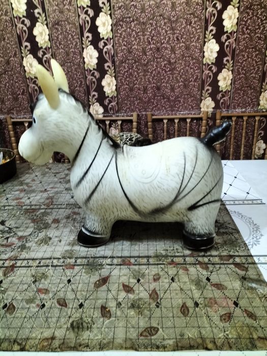 Продам игрушку резиновую Ослик.