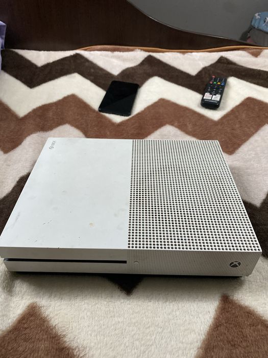 Vand xobx one s cu doua manete si 6 jocuri