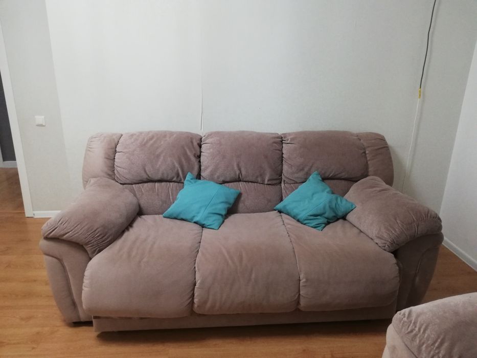 Продам диван с двумя креслами