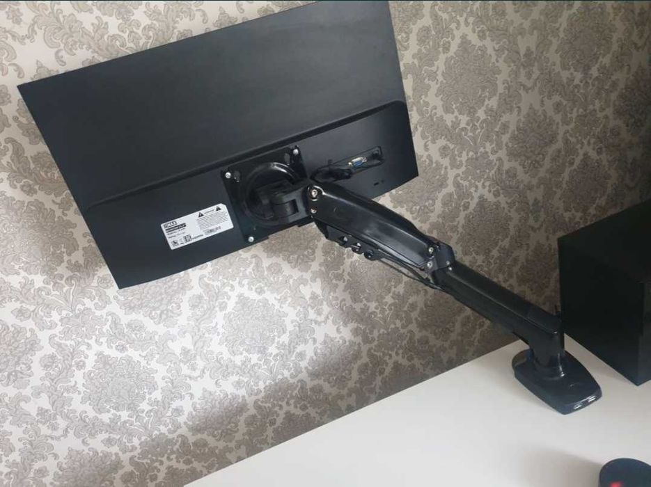 Монитор с кронштейном