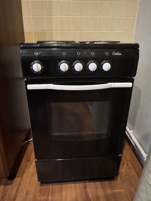 Продаю электрическую плиту Evaluation в полностью рабочем состоянии.