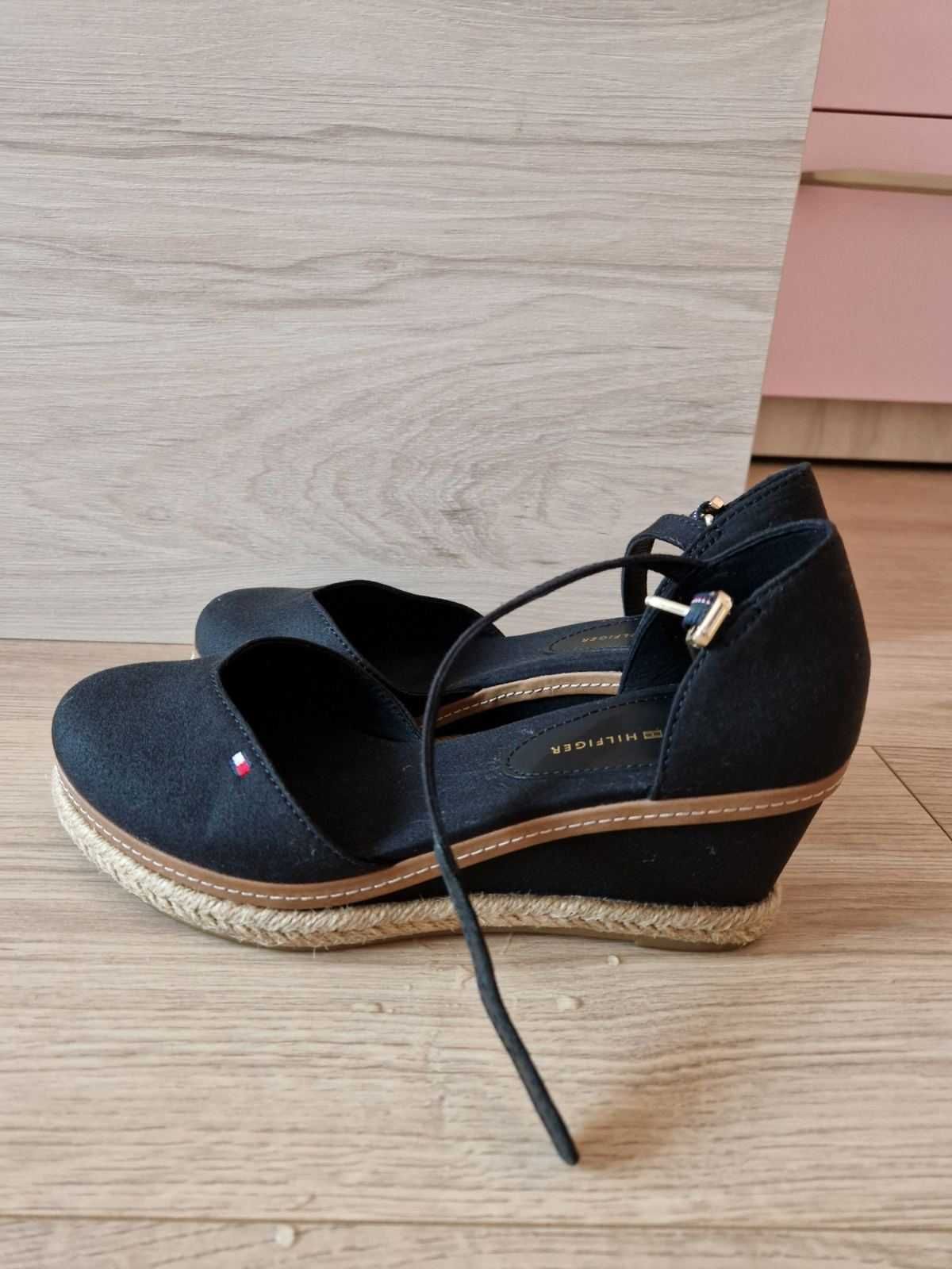 Обувки Tommy Hilfiger платформа, еспадрили Basic Closed Toe Mid Wedge