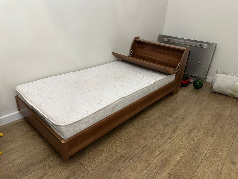 Продам кровать односпальную с матрасом