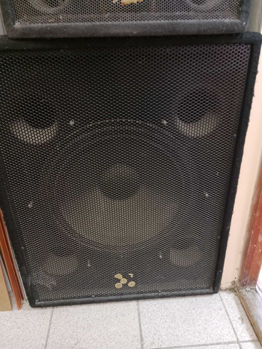 Акустическая колонка (сафбуфер) 1шт. В рабочем состояний .