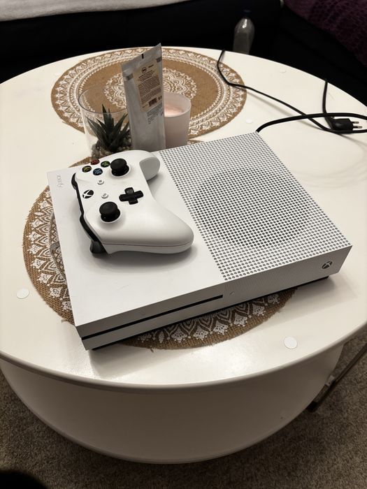 Vand xbox one s cu 1 controler