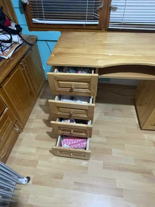 Бюро от естествено дърво