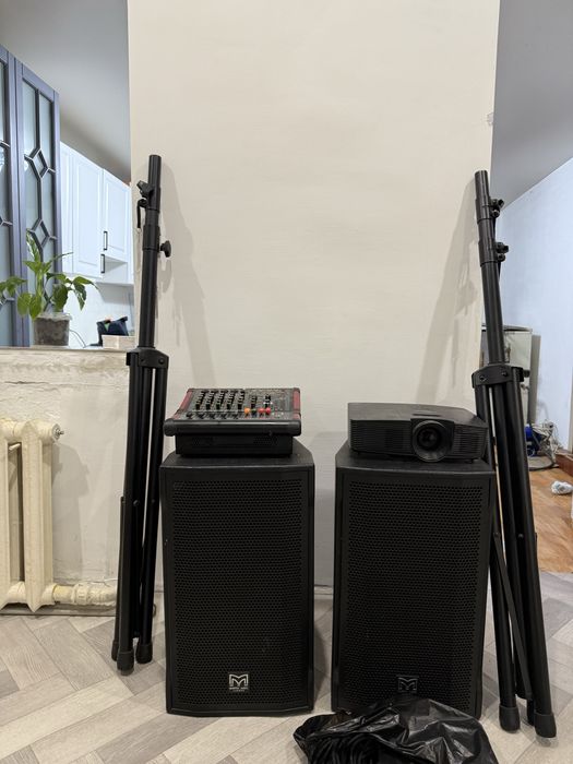 Музыкальная аппаратура с проектором