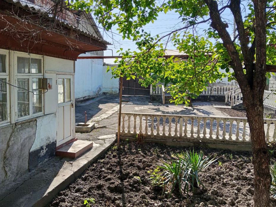 Фаргона шахарда ховли уй сотилади 5.5 сотихлик