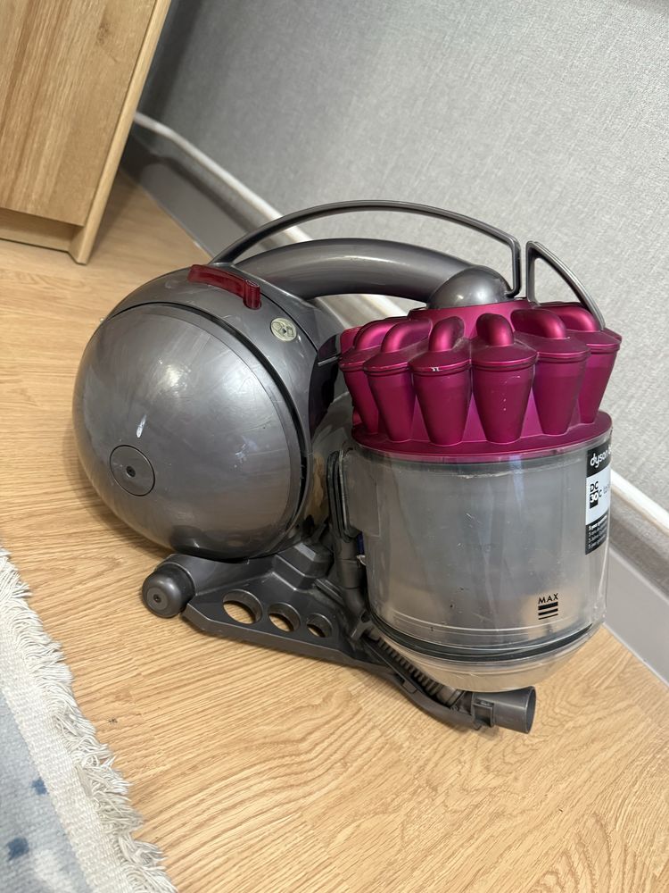 Пылес dyson в отличном состоянии,все работает,очень мощный